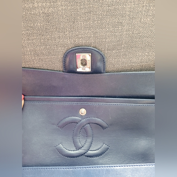 Navy patent medium Chanel flap - Picture 9 of 16